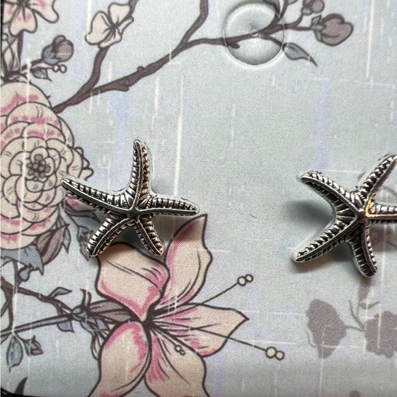 🚫SOLD🚫 🆕 starfish Studded earings 💛 - Picture 2 of 2